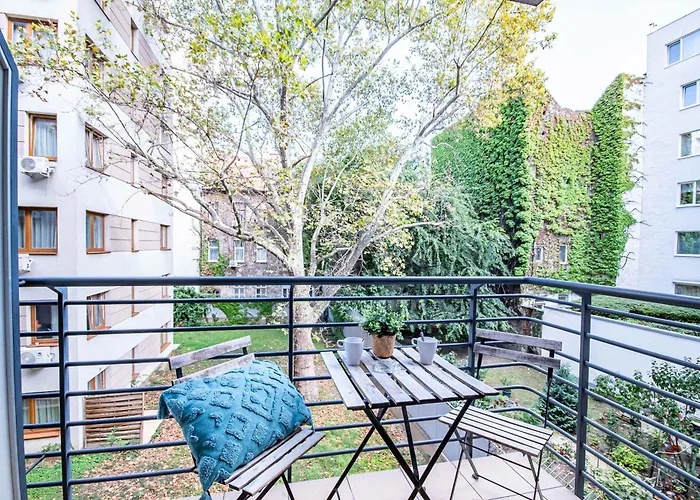 Balcony - Very Downtown - Quiet Apartman Budapest